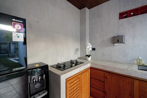 Una cocina moderna con estufa integrada, armarios de madera y encimera.