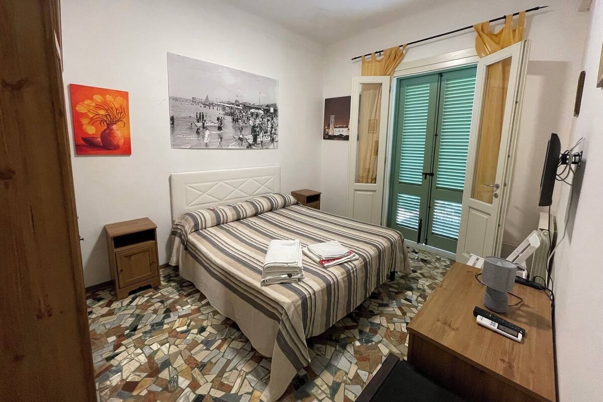Klassiek appartement, balkon, uitzicht op binnenplaats | Verduisterende gordijnen, geluiddichte muren