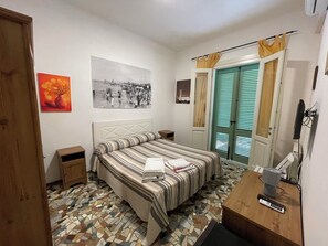 Klassiek appartement, balkon, uitzicht op binnenplaats | Verduisterende gordijnen, geluiddichte muren