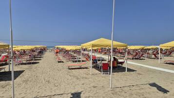 Playa privada en los alrededores, arena blanca