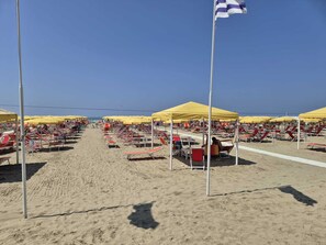 Privatstrand in der Nähe, weißer Sandstrand, Liegestühle, Sonnenschirme