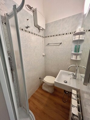 Klassiek appartement, balkon, uitzicht op binnenplaats | Badkamer | Een haardroger, handdoeken, zeep, shampoo