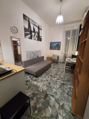 Klassiek appartement, uitzicht op stad | Woonruimte | Een computerscherm