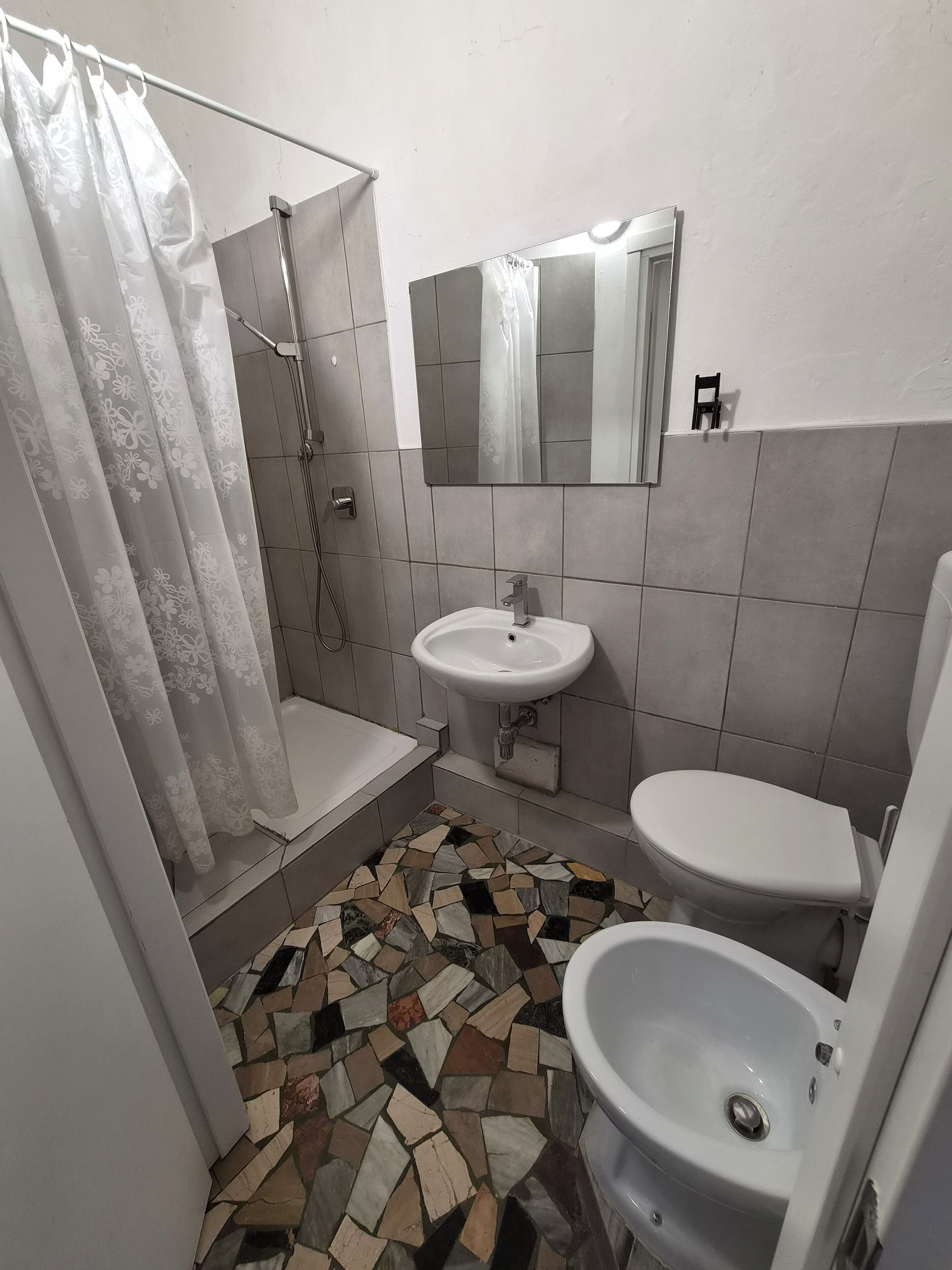 Appartement Classique, vue ville | Salle de bain | Douche, sèche-cheveux, serviettes fournies, savon