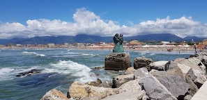 Private beach nearby, white sand, sun loungers, beach umbrellas - B&B Viareggio (Viareggio)
