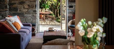 Villa, vista al lago | Área de sala de estar