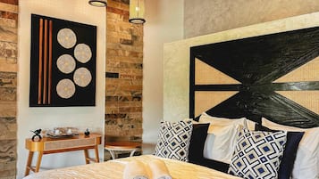 Desk, WiFi, bed sheets