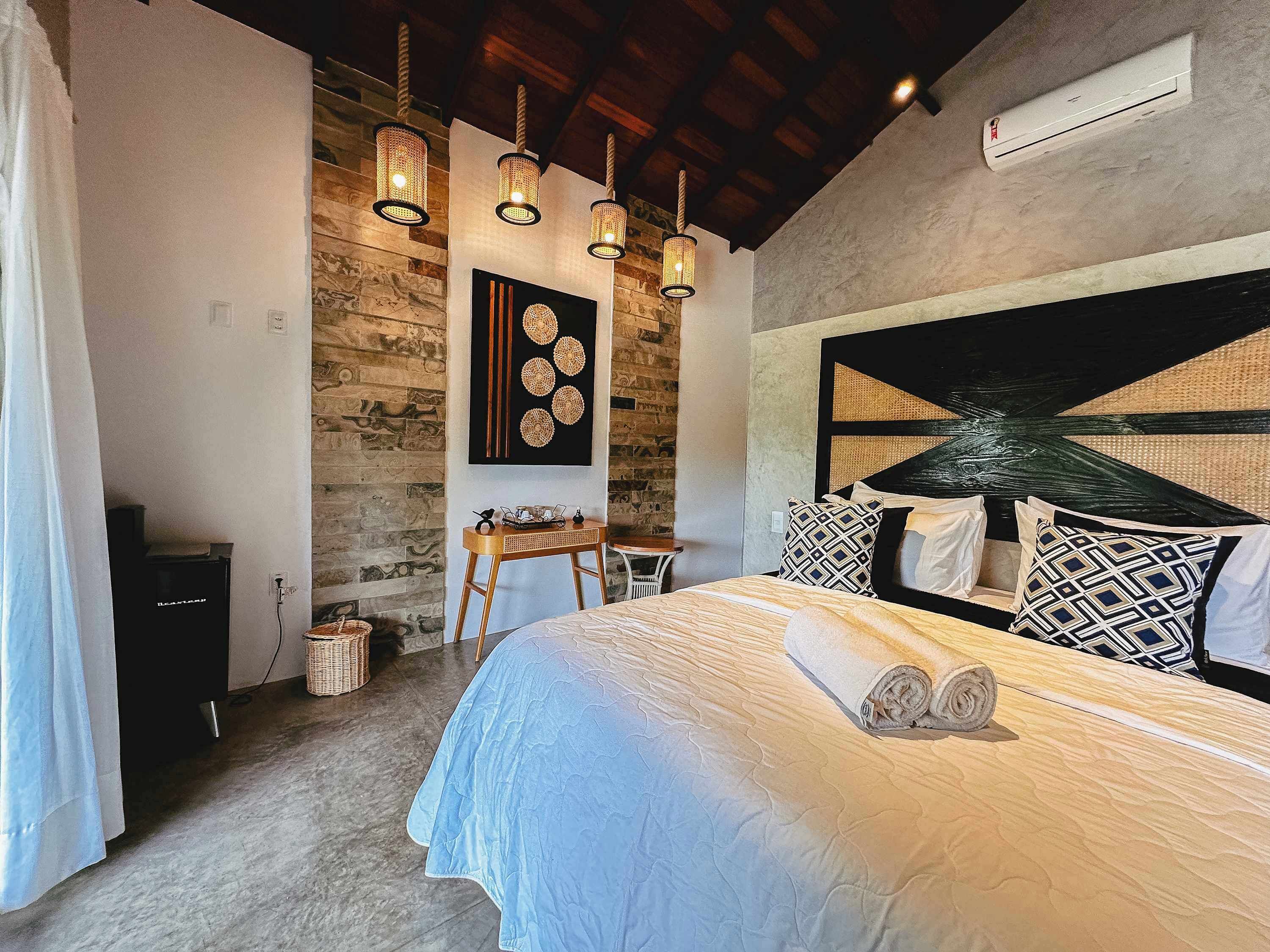 Desk, WiFi, bed sheets