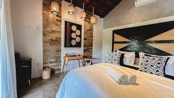 Desk, WiFi, bed sheets