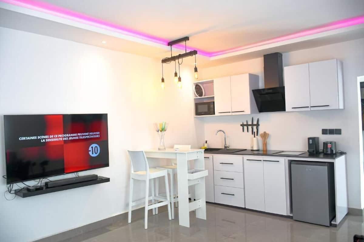 Deluxe Apartment, Balcony, City View | Private kitchen