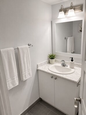 Bathroom - Vrbo Property (Montréal)
