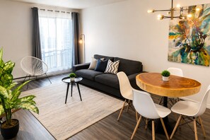 Living area - Vrbo Property (Montréal)