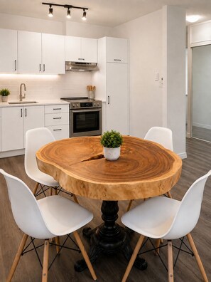 Dining - Vrbo Property (Montréal)