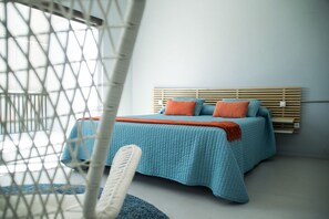 Ein Schlafzimmer mit einem Bett, einer Kopfteil und einem Fenster mit Blick.