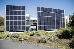 Ein Gebäude mit zwei großen Solaranlagen.