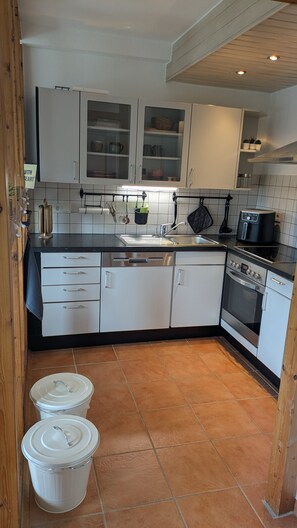 Wasserkocher mit Kaffee-/Teezubehör, Kühlschrank, Mikrowelle, Ofen
