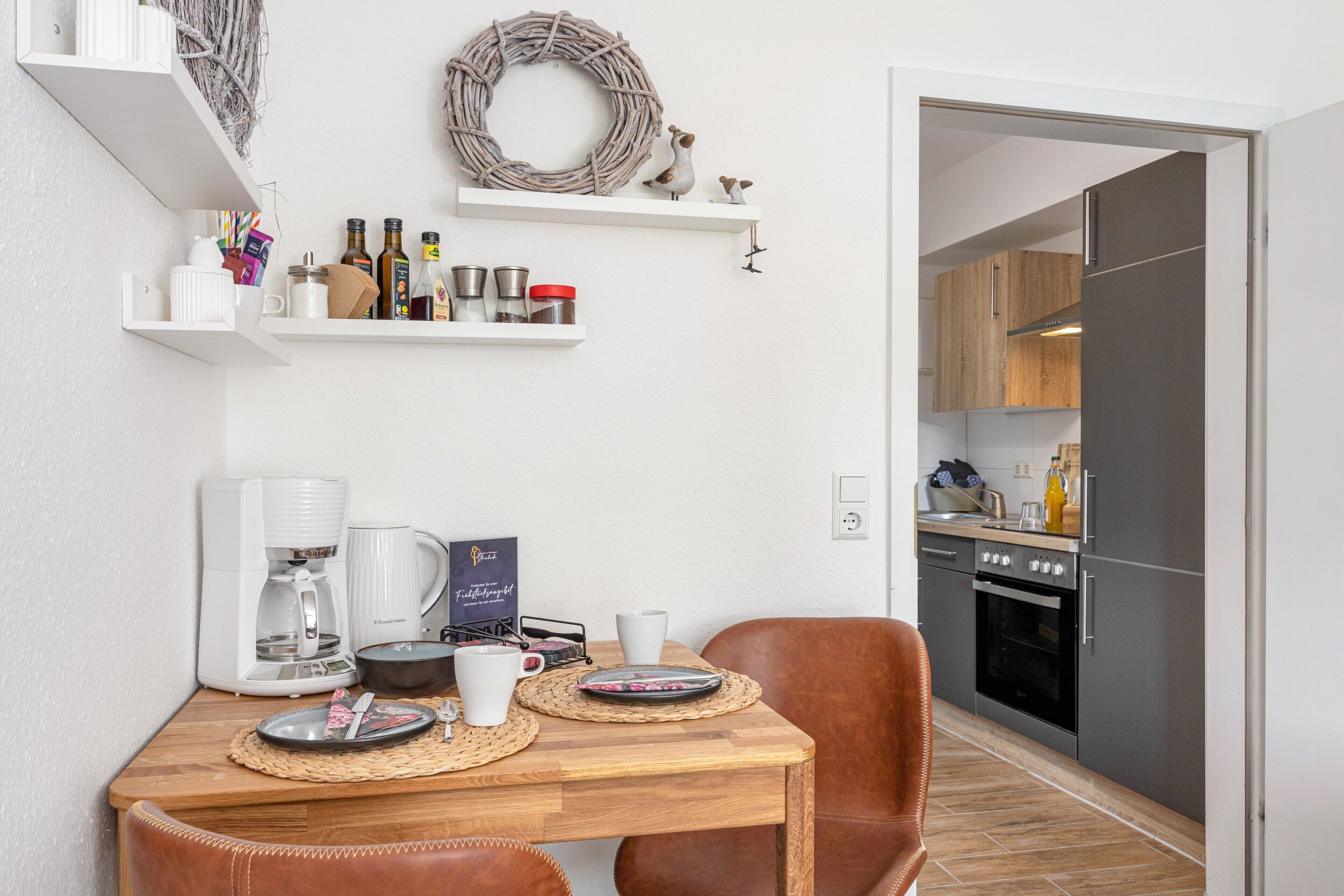 Cafetière/bouilloire, réfrigérateur, four, plaque de cuisson