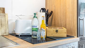 Cafetière/bouilloire, réfrigérateur, four, plaque de cuisson