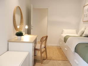 Iron/ironing board, travel crib, internet, bed sheets - Vrbo Property (Pamplona)