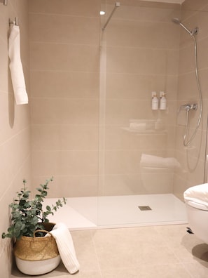 Hair dryer, towels, soap, toilet paper - Vrbo Property (Pamplona)