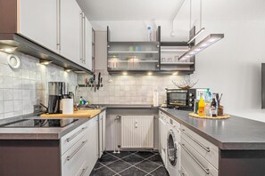 Kahvin-/teenkeitin, jääkaappi, uuni, liesi