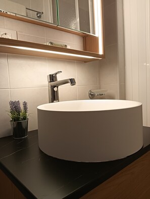 Dusche, Bidet, Seife, Toilettenpapier