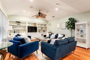 Living area - Beachfront Escape in Galveston (Galveston)
