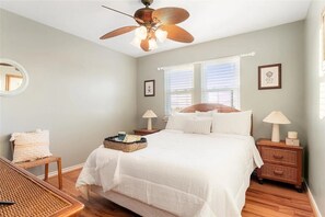 Room - Beachfront Escape in Galveston (Galveston)