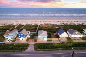Beach - Beachfront Escape in Galveston (Galveston)