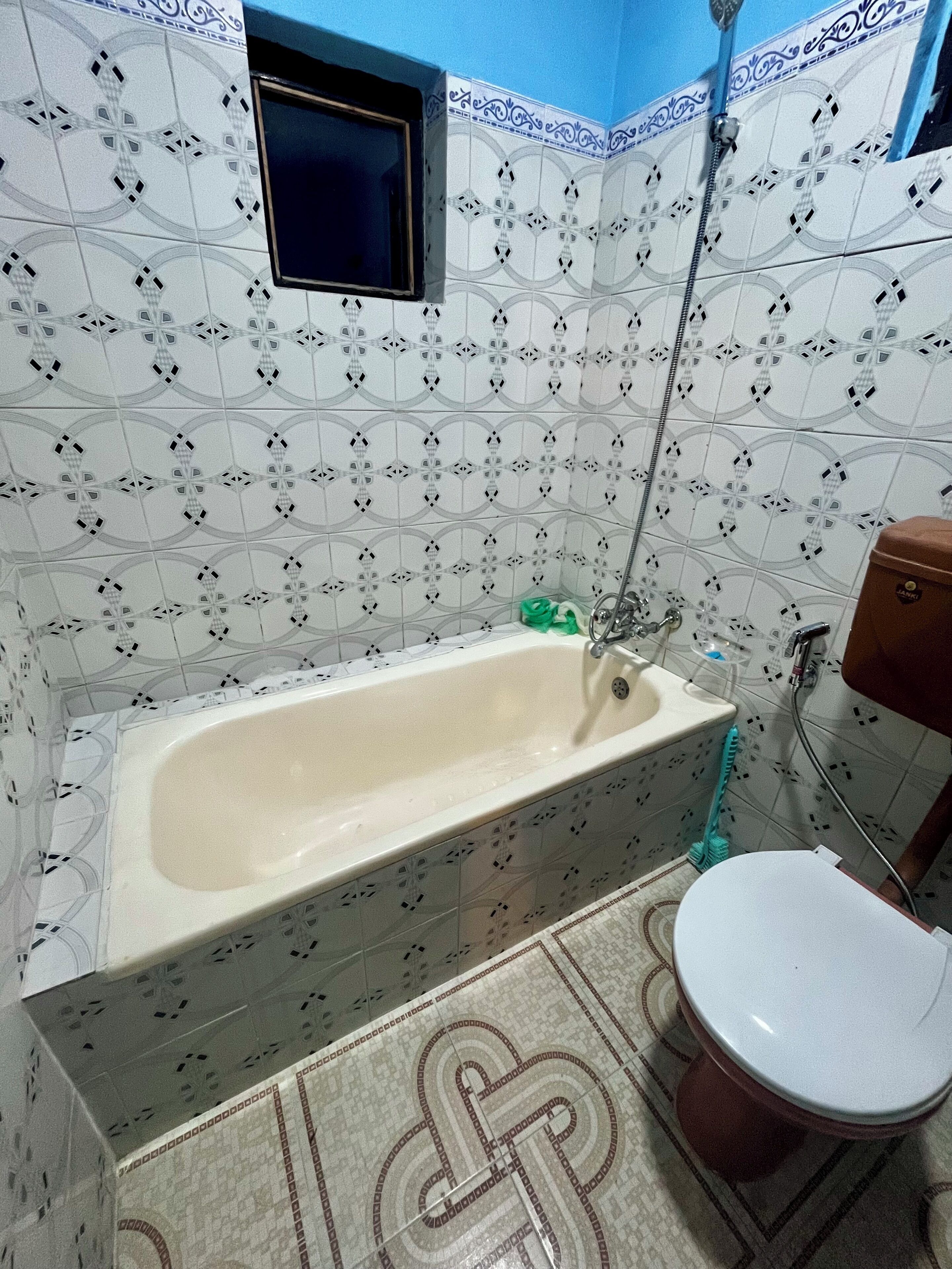 Un bagno con vasca, toilette e doccia.