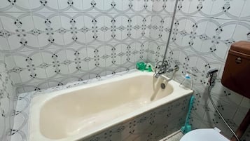 Un bagno con vasca, toilette e doccia.