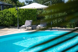 A swimming pool with two lounge chairs and a white umbrella. - Hostcare - La Salamandre – swimming pool (Carlux)