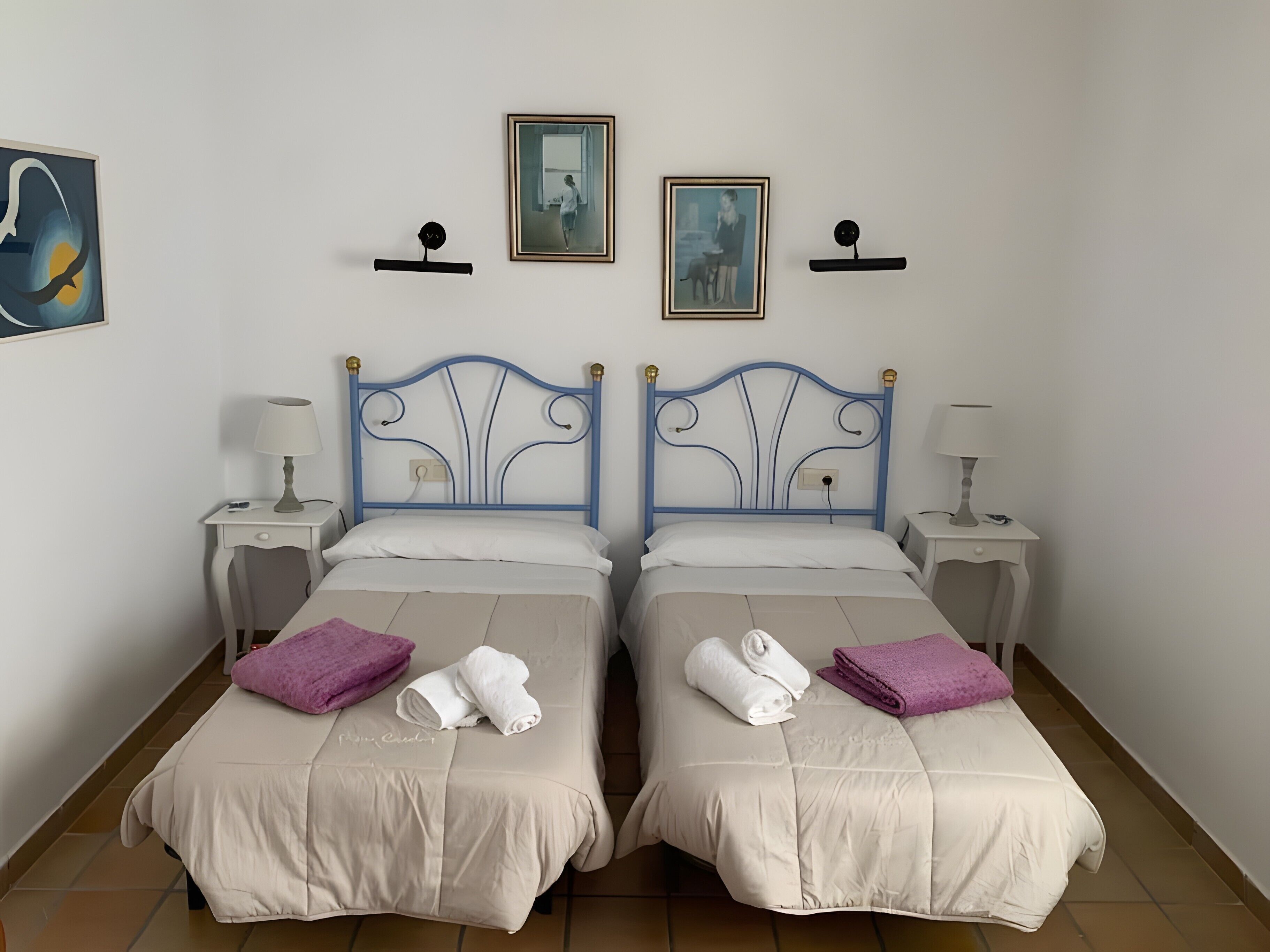 Iron/ironing board, WiFi, bed sheets