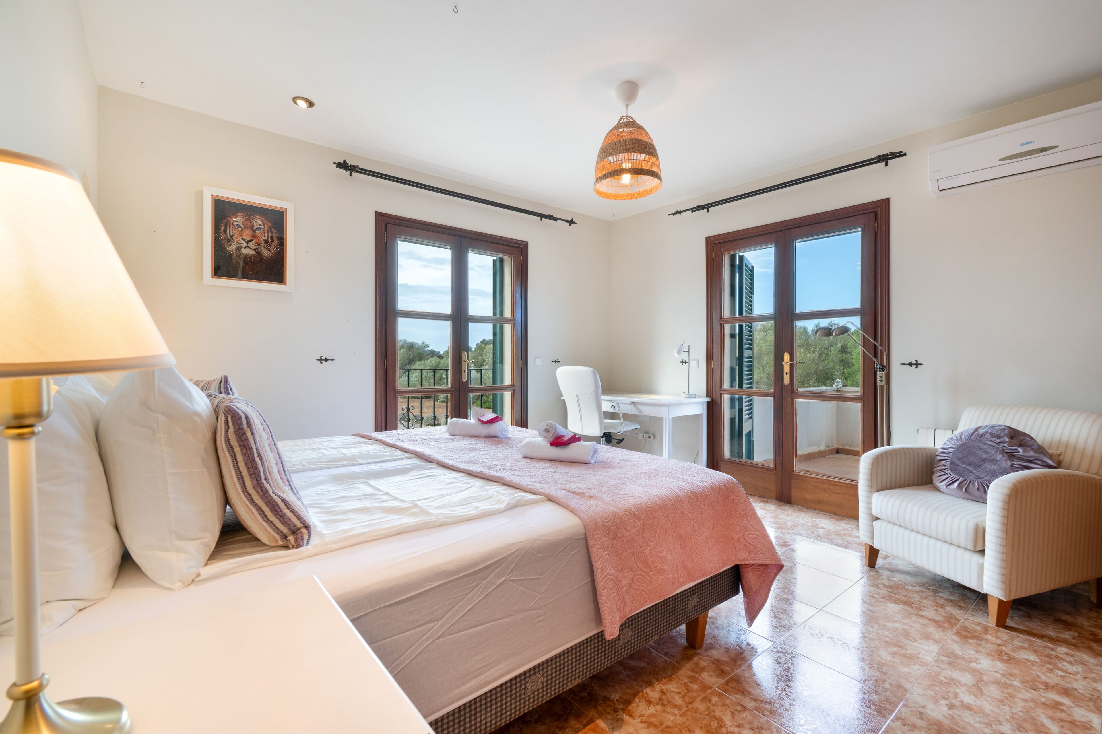 4 dormitorios, tabla de planchar con plancha, wifi y ropa de cama