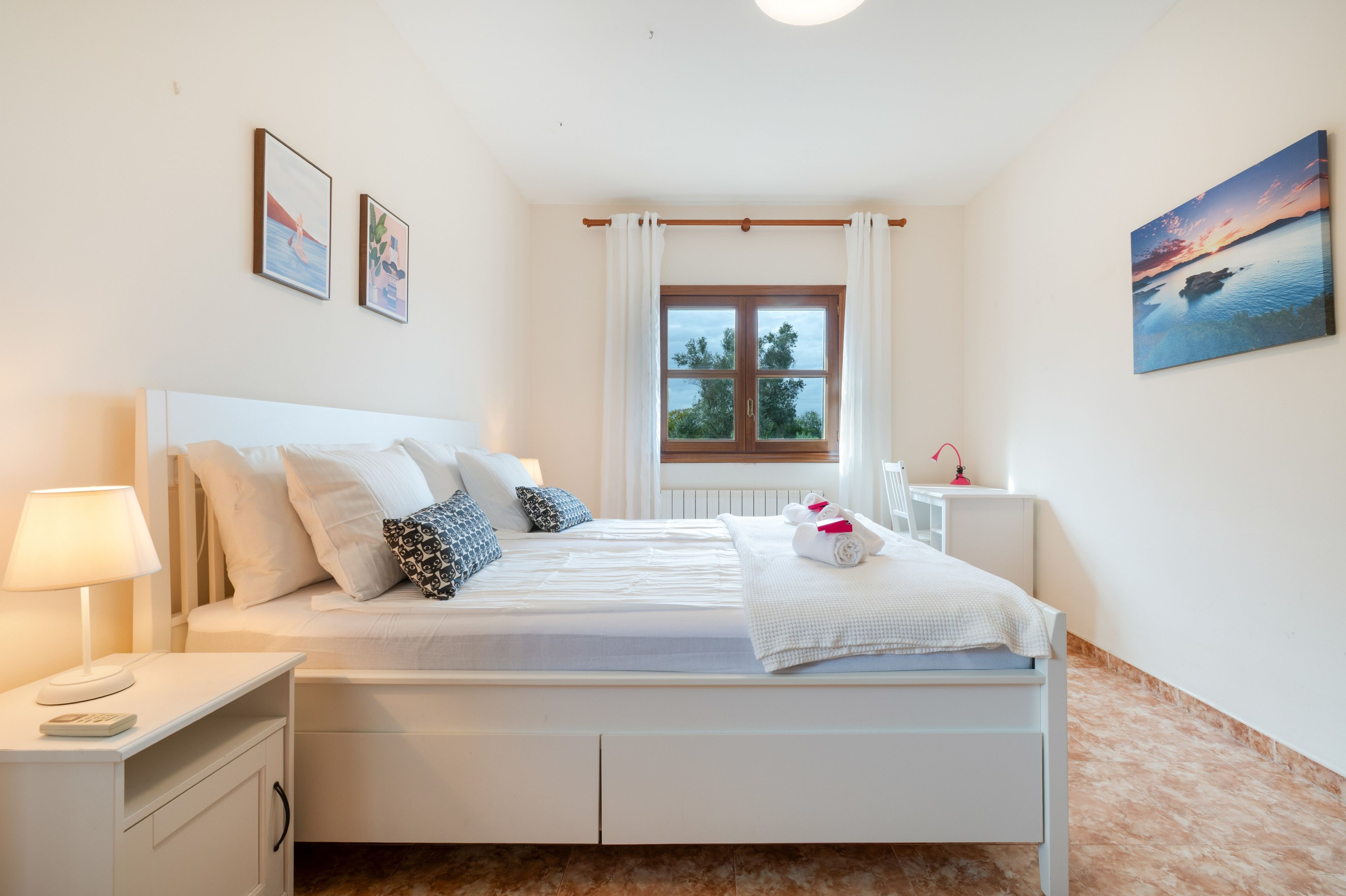 4 bedrooms, iron/ironing board, WiFi, bed sheets