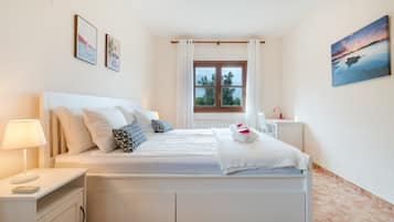 4 bedrooms, iron/ironing board, WiFi, bed sheets