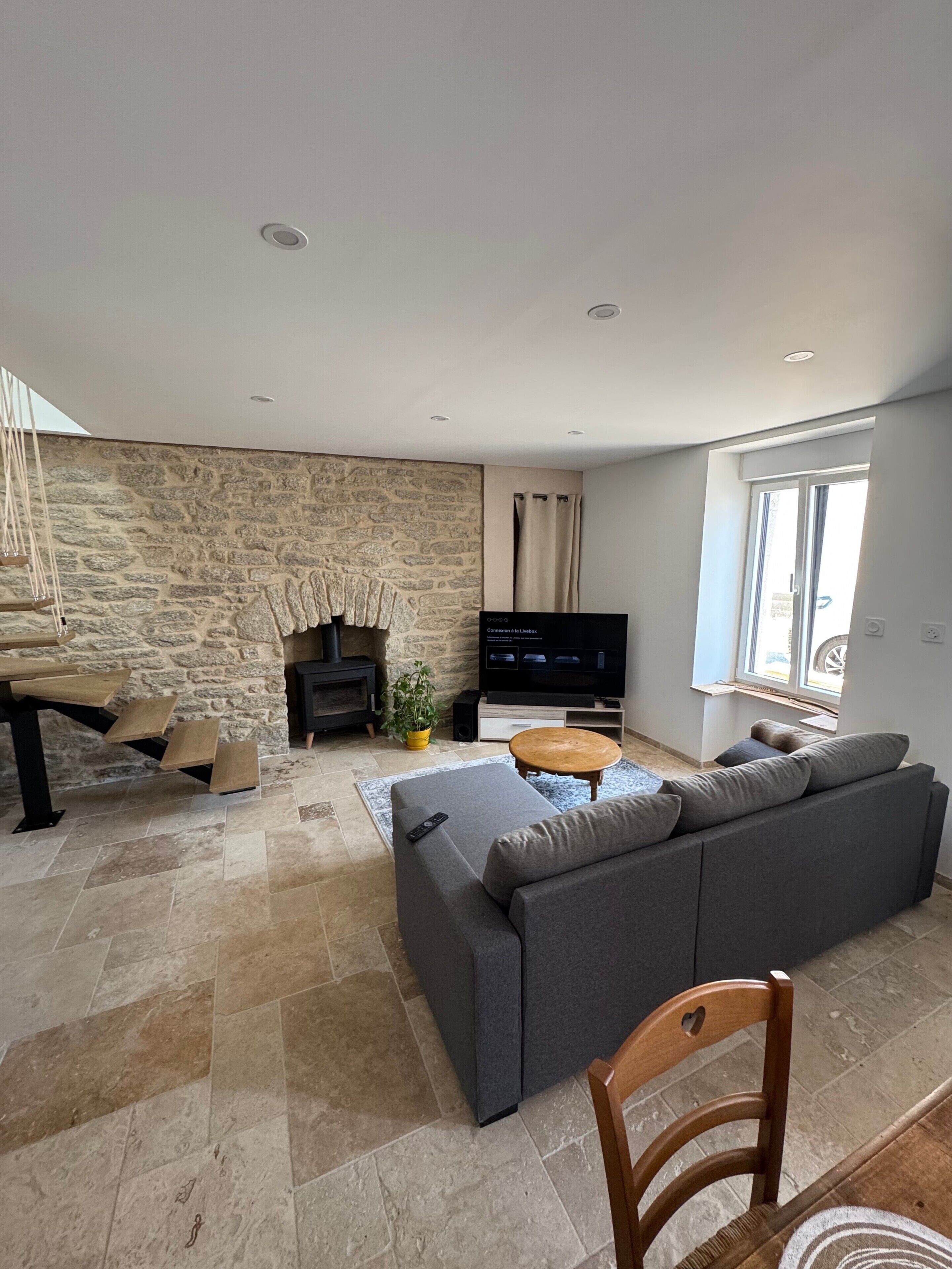 TV, fireplace