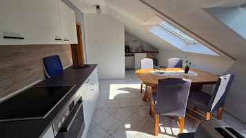 Coffee/tea maker, fridge, oven, stovetop