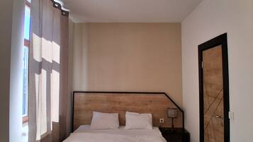 Iron/ironing board, WiFi, bed sheets