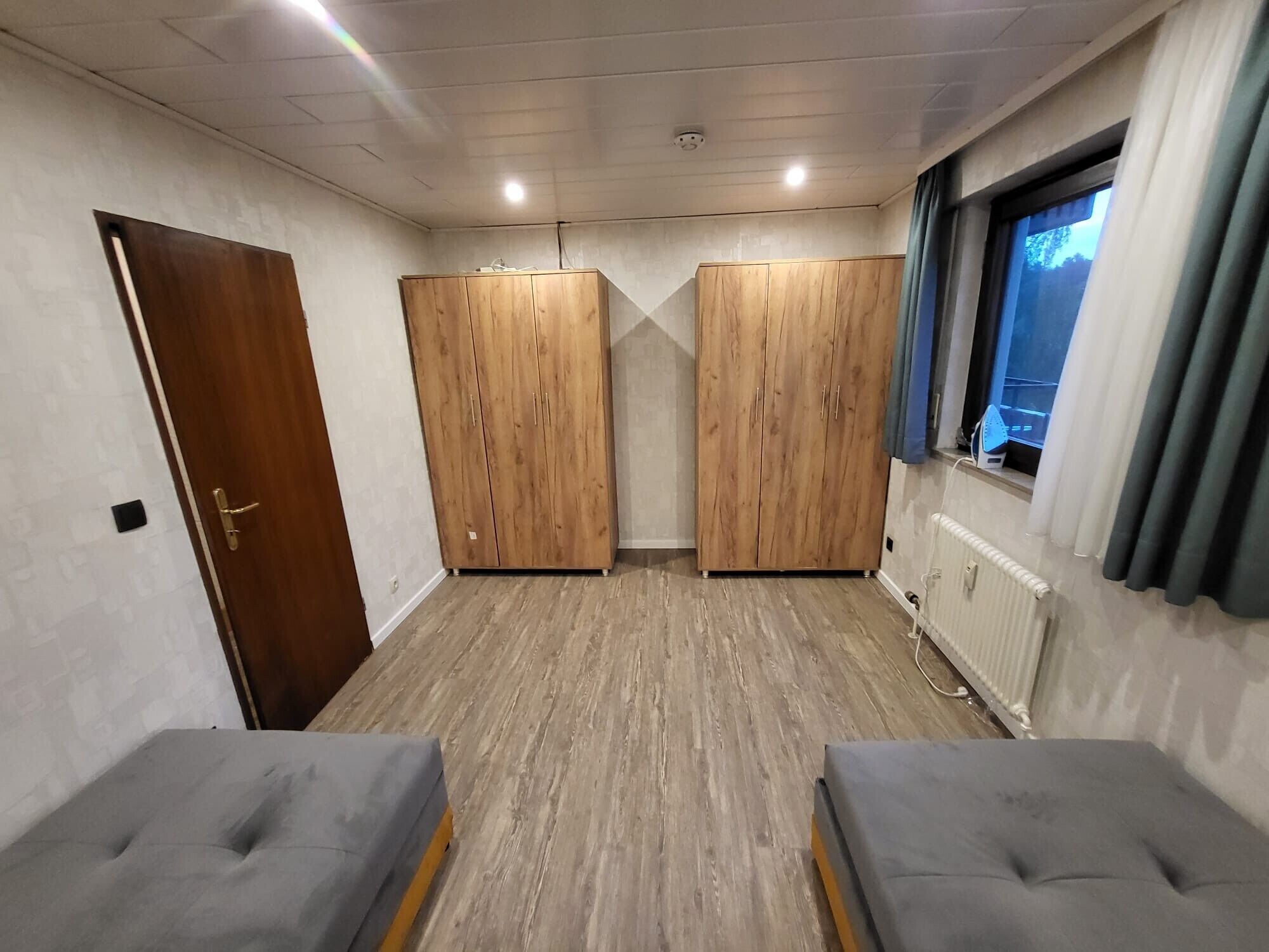 Een strijkplank/strijkijzer, wifi, beddengoed