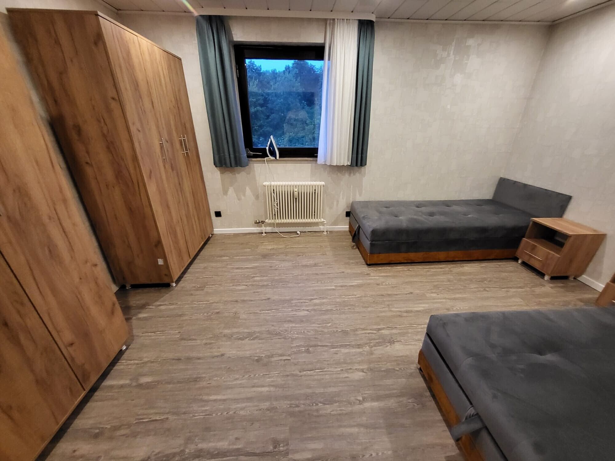 Een strijkplank/strijkijzer, wifi, beddengoed