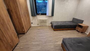 Een strijkplank/strijkijzer, wifi, beddengoed