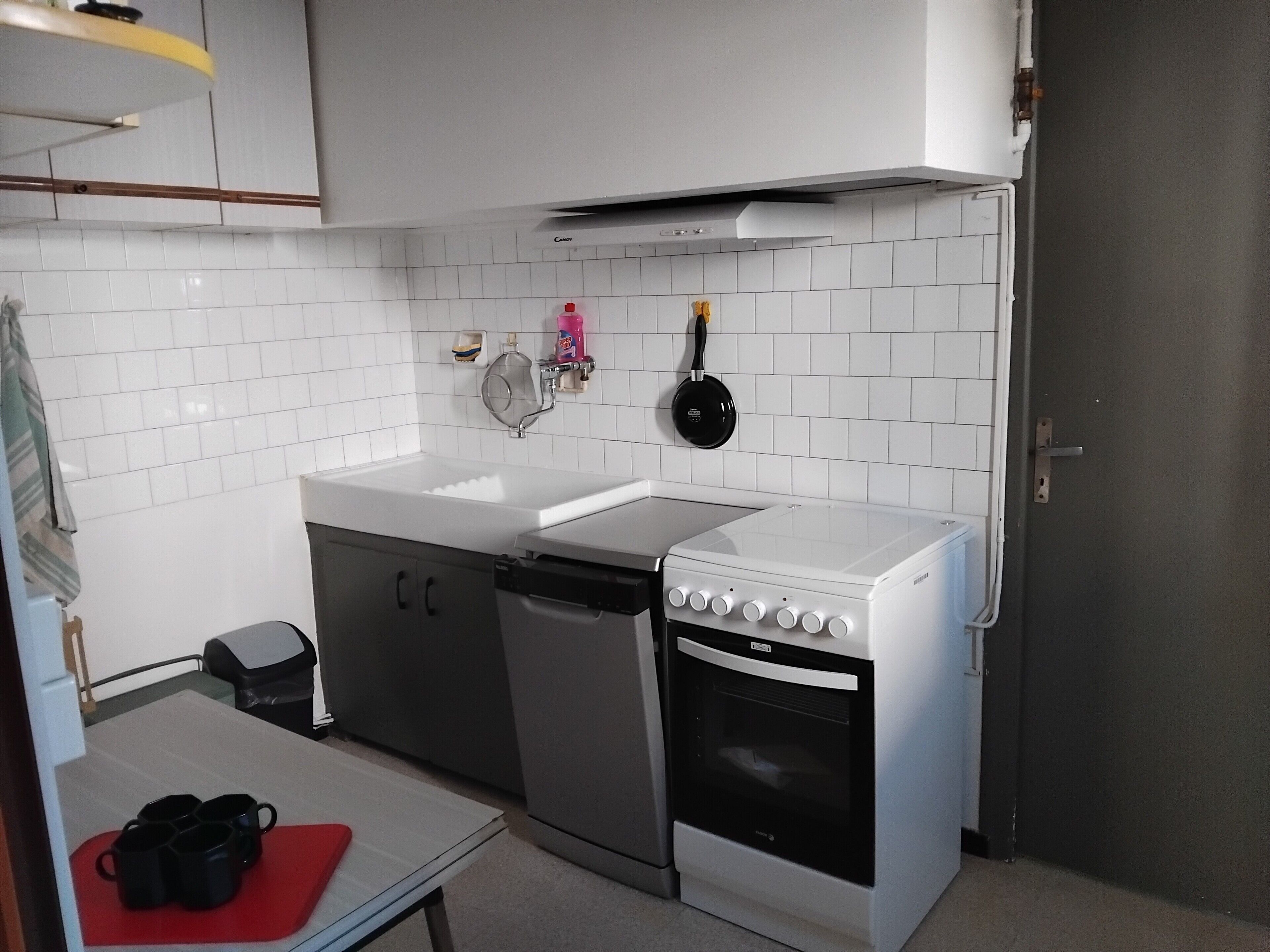 Wasserkocher mit Kaffee-/Teezubehör, Kühlschrank, Mikrowelle, Ofen