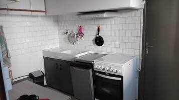 Wasserkocher mit Kaffee-/Teezubehör, Kühlschrank, Mikrowelle, Ofen