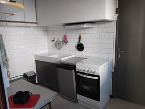 Wasserkocher mit Kaffee-/Teezubehör, Kühlschrank, Mikrowelle, Ofen