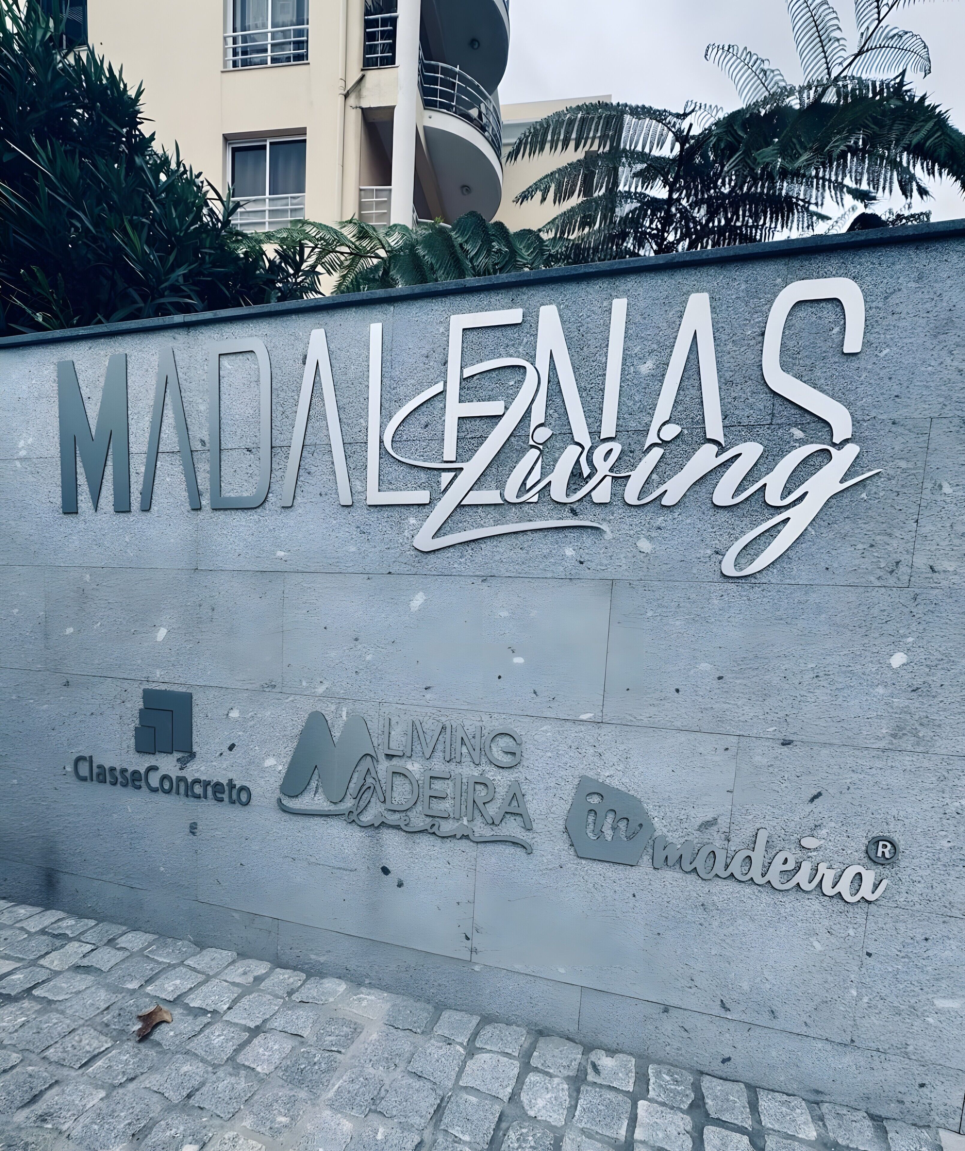 Pared con el texto 'MADALENAS Living' y 'ClasseConcreto', indicando una zona residencial.