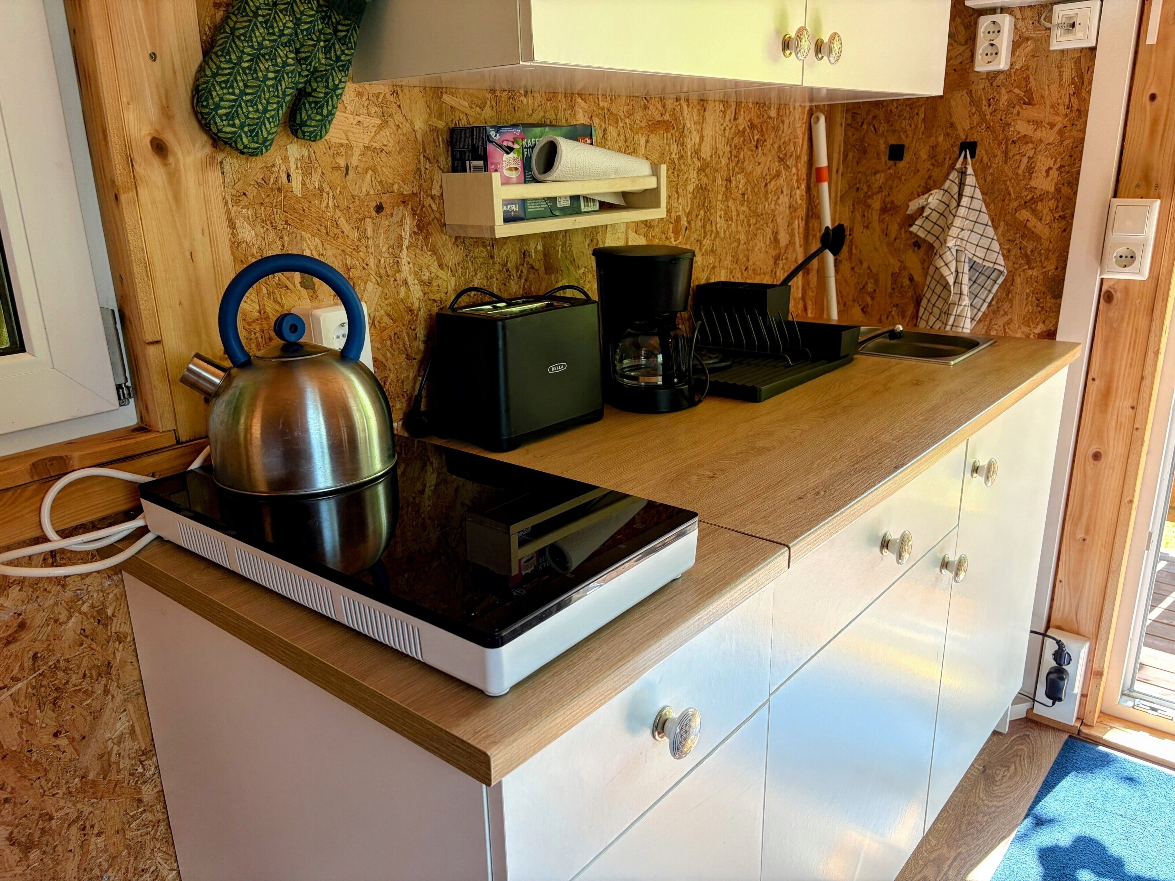 Coffee/tea maker, fridge, stovetop, electric kettle