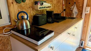 Coffee/tea maker, fridge, stovetop, electric kettle