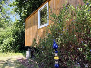 Property grounds - Tiny Home “Circus Wagon Blue” with Shared Pool, Garden, and Wi-Fi (Uckerland)