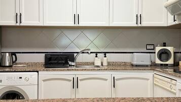 Coffee/tea maker, fridge, microwave, stovetop